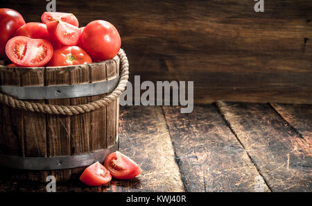 Frische Tomaten in einem hölzernen Löffel. Auf einer hölzernen Hintergrund. Stockfoto