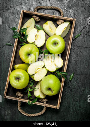 Frische, grüne Äpfel auf einer hölzernen Fach auf einem urigen Hintergrund. Stockfoto