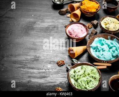 Verschiedene Obst Eis in Schalen mit Waffel Cups. Auf der schwarzen Tafel. Stockfoto