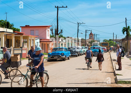 Das Leben auf der Straße, in die Seitenstrasse mit dem kubanischen Volk und amerikanische Klassiker in der Vorstadt von Varadero Kuba - Se Stockfoto