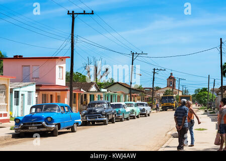 Das Leben auf der Straße, in die Seitenstrasse mit dem kubanischen Volk und amerikanische Klassiker in der Vorstadt von Varadero Kuba - Serie Kuba Reportage Stockfoto