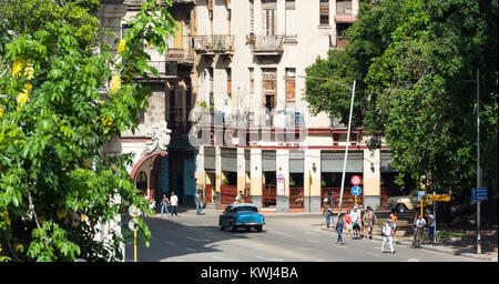 Hohen winkel Blick auf die Hauptstraße mit kubanischen Völker und American blue Chevrolet Oldtimer in Havanna Kuba - Serie Cub Stockfoto