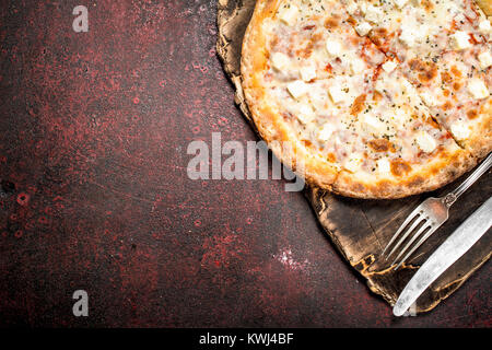 Käse frische Pizza. Auf einem urigen Hintergrund. Stockfoto