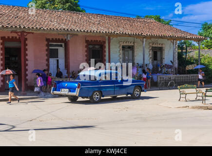 Santa Clara, Kuba - September 02, 2016: HDR-Street Life View mit Gedrivet american blue Chrysler classic Auto auf dem Land Straße in Santa Clara Cub Stockfoto