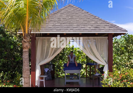 Cayo Santa Maria, Kuba - September 20, 2016: Weibliche Masseur Massagen ein Tourist Stockfoto