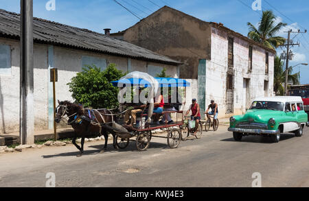 Varadero, Kuba - Juni 21, 2017: Das Leben auf der Straße, in der Seitenstraße mit kubanischen Völker, Beförderung und amerikanischen blue Buick classic Auto auf der Straße in Stockfoto