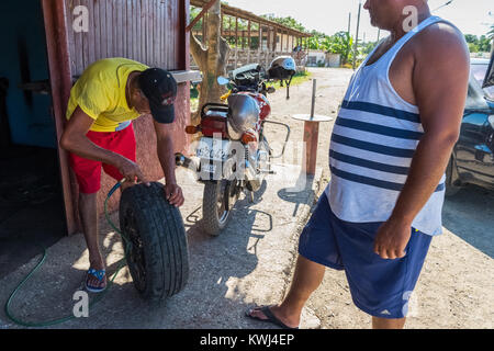 Reifen sind im kubanischen Stil, den die Reifen Service an der Tankstelle - Serie Kuba Reportage repariert Stockfoto