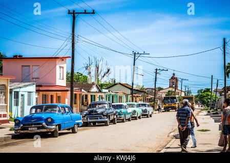 Varadero, Kuba - Juni 21, 2017: Das Leben auf der Straße, in die Seitenstrasse mit dem kubanischen Volk und amerikanischen Chevy und Dodge Oldtimer in der Vorstadt von Va Stockfoto