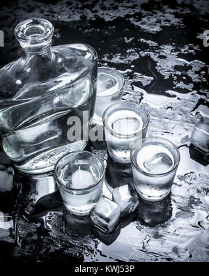 Wodka Schüsse mit Eis. Auf der schwarzen Tafel. Stockfoto