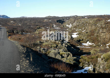 Eine lange Trennlinie von Rock Trennung der eurasischen Kontinentalplatte und Nordamerikanischen Platte an einer Hauptstraße in Thingvellir im Pingvillir n Stockfoto