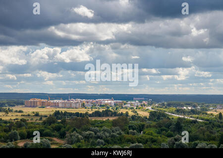 Luftbild vom Puschkin Park der Vladimir Kommunar mit Apartment Gebäude und Bäume an Kljaz'ma gebaut Riverside unter einem bewölkten Himmel. Russland. Stockfoto