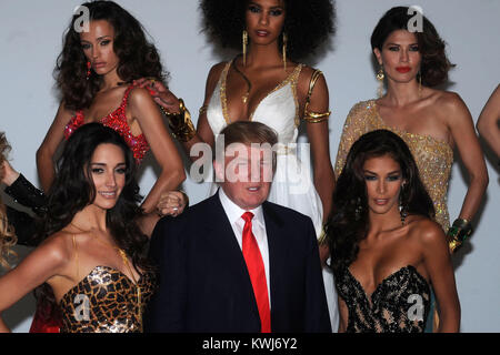 NEW YORK, NY - 27. Juli: Donald Trump und Miss Universe Organisation Präsident Paula Shugart (C) und (L-R) Miss Tansania 2007 Flaviana Matata, Miss Albanien 2010 Angela Martini, Miss Irland 2010 Rosanna Purcell, Miss USA 2003 Susie Castillo, Miss USA 2004 Shandi Finnessey, Miss Universe 2003 Amelia Vega, Miss Universe 2008 Dayanna Mendoza, Miss Universe 2002 Justine Pasek, Miss Universe 2007 Riyo Mori, Miss Kosovo 2009 Marigona Dragusha, Miss Kosovo 2008 Zana Krasniqi, und Miss Frankreich 2009 Chloe Mortaud besuchen sie ein Fotoshooting in Chelsea Piers, Studio 59 am 27. Juli 2011 in New York City. Personen: Stockfoto