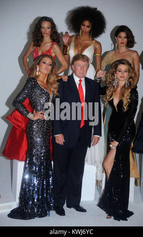 NEW YORK, NY - 27. Juli: Donald Trump und Miss Universe Organisation Präsident Paula Shugart (C) und (L-R) Miss Tansania 2007 Flaviana Matata, Miss Albanien 2010 Angela Martini, Miss Irland 2010 Rosanna Purcell, Miss USA 2003 Susie Castillo, Miss USA 2004 Shandi Finnessey, Miss Universe 2003 Amelia Vega, Miss Universe 2008 Dayanna Mendoza, Miss Universe 2002 Justine Pasek, Miss Universe 2007 Riyo Mori, Miss Kosovo 2009 Marigona Dragusha, Miss Kosovo 2008 Zana Krasniqi, und Miss Frankreich 2009 Chloe Mortaud besuchen sie ein Fotoshooting in Chelsea Piers, Studio 59 am 27. Juli 2011 in New York City. Personen: Stockfoto