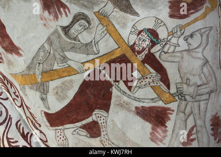 Jesus das Kreuz tragen und er wird von einem Mann gequält, der andere Mann hilft ihm, das Kreuz zu tragen, mittelalterliche Fresken in Draby Kirche, Dänemark, April Stockfoto