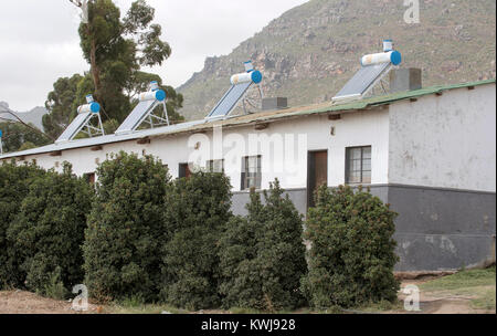 Reibeek West in der Region Swartland Western Cape Südafrika. Dezember 2017. Landarbeiter Cottages mit Solarzellen auf dem Dach. Stockfoto