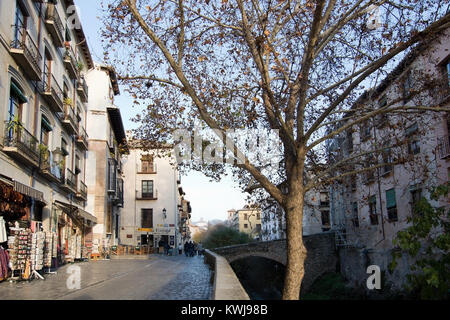 GRANADA, Andalusien, Spanien - Dezember 20, 2017: Blick auf den Fluss und die Carrera del Darro am 20 Dezember, 2017 in Granada, Andalusien, Spanien Stockfoto