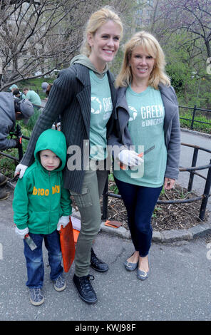 NEW YORK, NY - 20. April: Ramona Sänger, Kelly Bensimon, Simon van Kempen und Lauren Zalaznick NBCUniversal's Central Park Verschönerung Projekt am 20. April 2011 in New York City besuchen. Personen: Alex McCord Ramona Sänger Stockfoto