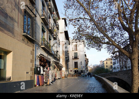 GRANADA, Andalusien, Spanien - Dezember 20, 2017: Blick auf den Fluss und die Carrera del Darro am 20 Dezember, 2017 in Granada, Andalusien, Spanien Stockfoto