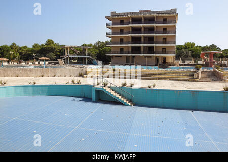 Ein Pool der verlassenen Resort leert und Schäden Stockfoto