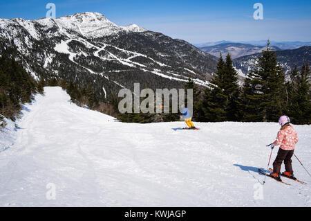 Nach oben Sturzflug Ski Trail, Stowe Mountain Resort, Stowe, Vt, USA, England. 'Chin' Peak, der höchste Punkt in VT, in Distanz. Stockfoto