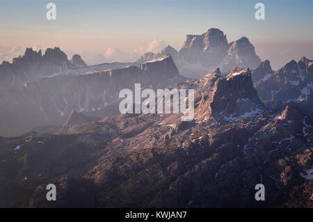 Blick vom Rifugio Lagazuoi, erodiert Kalkstein der Dolomiten, in der Nähe von Cortina d'Ampezzo, Italien. Stockfoto