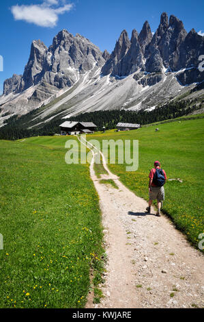 Wandern Rifugi Brogles, Brogleshütte, Val di Brogles, Funes, Bozen, Italien. In der Nähe von Gröden, Dolomiten, Italien, 2045 Meter. Stockfoto