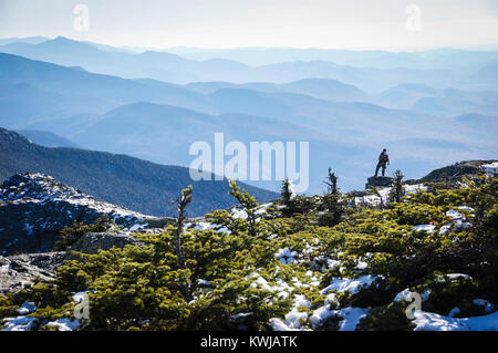 Einsamer Wanderer in den Blick nach Süden vom Mt. Mansfield, der höchste Punkt in Vermont, USA, New England, Stowe, Vt, grünen Bergen. Stockfoto