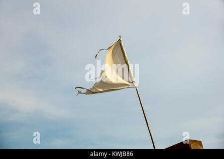 Warnsignal für einen wite Flagge an einem schönen Strand mit einer blauen Himmel bei Sonnenuntergang Stockfoto