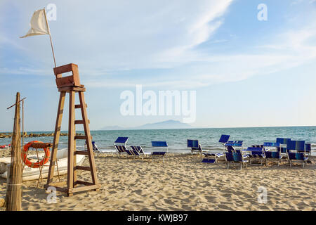 Warnsignal für einen wite Flagge an einem schönen Strand mit einer blauen Himmel bei Sonnenuntergang Stockfoto