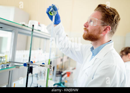 Attraktive Student der Chemie in Labor arbeiten Stockfoto