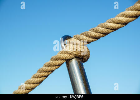 Seil auf Metall Pol, Geländer aus Strand Gehweg Stockfoto
