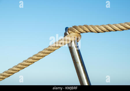 Detail des Seils Geländer Strand Gehweg, alte Metall Pol, Urlaub am Meer, Ruhe, Entspannung, Stockfoto
