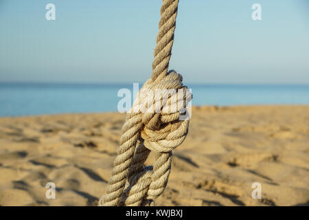 Detail des Seils Geländer Strand Gehweg, alte Metall Pol, Urlaub am Meer, Ruhe, Entspannung, Stockfoto