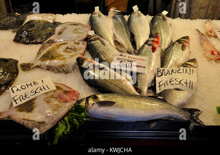 Fisch zum Verkauf in Rialto Markt, Venedig, Italien Stockfoto