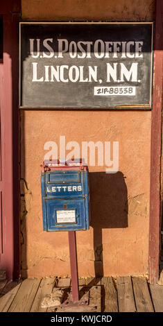 Vintage Post, Mail Box in Lincoln, New Mexico, USA Old West Stadt berühmt für Outlaw Billy the Kid und die Lincoln County War. Stockfoto