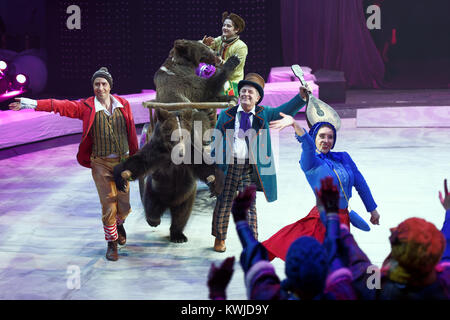 Akteure und geschulten Bären in der Show Snow Queen von großen Moskauer Zirkus während tis-Premiere in St. Petersburg Stockfoto