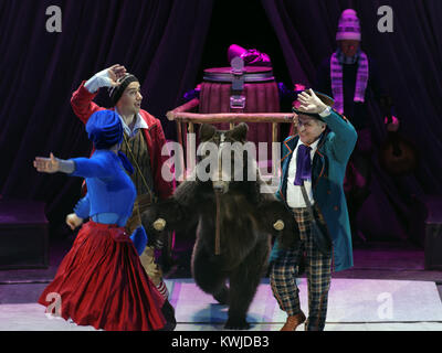 St. Petersburg, Russland - Dezember 28, 2017: Akteure und geschulten Bären in der Show Snow Queen von großen Moskauer Zirkus während tis Premiere in St. Petersbu Stockfoto