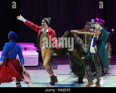 Akteure und geschulten Bären in der Show Snow Queen von großen Moskauer Zirkus während tis-Premiere in St. Petersburg Stockfoto