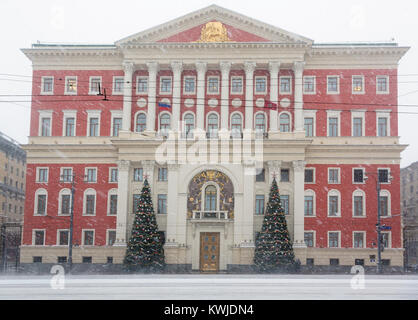 Ansicht des Moskauer Rathaus Gebäude in Abnorme Schneefall im Zentrum von Moskau an der Tverskaya Straße während der Feiertage des neuen Jahres, Russland Stockfoto