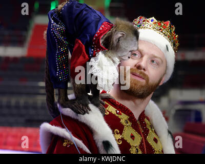 Andrey Teplygin mit trainierten Affen während der Pressekonferenz zur Premiere der Show Snow Queen in St. Petersburg gewidmet Stockfoto