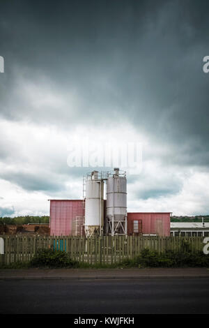 Werk mit chemischen Silos an den Ufern des Flusses Tyne in Gateshead, Tyne aufgegeben und Verschleiß, Großbritannien Stockfoto