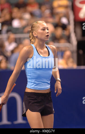 Orig Pix 2004 in Florida, MIAMI BEACH, FL - 23. Mai getroffen: Es sieht aus wie "Der größte Verlierer" ein weiterer neuer Trainer gefunden haben konnten. Nach Berichten, die Tennisspielerin Anna Kournikova die ABC-Fitness zeigen nächste Saison. Kournikova wird melden Sie neue Trainer Cara Castronuova und Brett Hoebel wie die Show große Veränderungen im Gefolge der Jillian Michaels' Abweichung von den Erfolg Erscheinen, X 17 Online Berichte unterzogen wird. Michaels verkündete ihre Entscheidung im letzten Jahr zu verlassen, um auf dem Beginnen einer Familie zu konzentrieren. Eine offizielle Ankündigung zum Kournikova's Rolle auf 'Verlierer' wird voraussichtlich nach der sho Stockfoto