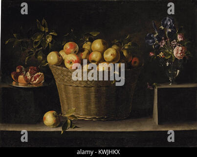 Das Stilleben von Juan de Zurbarán zeigt einen Korb aus Äpfeln, Blättern und Blumen, der in der spanischen Barocktradition mit Aufmerksamkeit auf Textur, Licht und Komposition ausgeführt wurde. Stockfoto