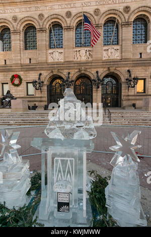 DSC 0027 D 3400 Boston © 2018 Paul Licht Eis Skulptur vor der Boston Public Library als Teil des neuen Jahres zu feiern. Stockfoto