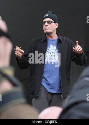 TORONTO, ONTARIO - April 15: Charlie Sheen zu sehen ist zu Fuß vom Ritz Carlton Massey Hall für seine heftigen Torpedo der Wahrheit Tour am 15. April 2011 in Toronto, Kanada. Personen: Charlie Sheen Stockfoto