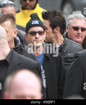 TORONTO, ONTARIO - April 15: Charlie Sheen zu sehen ist zu Fuß vom Ritz Carlton Massey Hall für seine heftigen Torpedo der Wahrheit Tour am 15. April 2011 in Toronto, Kanada. Personen: Charlie Sheen Stockfoto