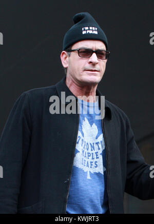 TORONTO, ONTARIO - April 15: Charlie Sheen zu sehen ist zu Fuß vom Ritz Carlton Massey Hall für seine heftigen Torpedo der Wahrheit Tour am 15. April 2011 in Toronto, Kanada. Personen: Charlie Sheen Stockfoto