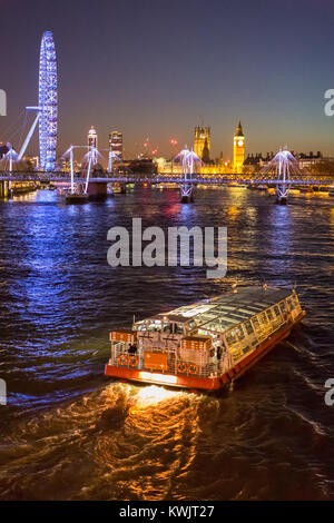 Ein fluss Fähre bewegt sich entlang der Themse, auf das London Eye und die Häuser des Parlaments. Reflexionen der Dämmerung ein buntes Bild machen Stockfoto