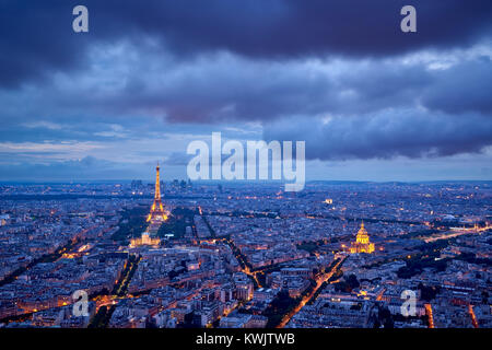 Blick über die Dächer von Paris und Denkmäler (beleuchteten Eiffelturm und Les Invalides) in der Dämmerung. 16. und 7. Arrondissements, Paris, Frankreich Stockfoto