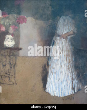 Dieses Öl-auf-Pappe-Gemälde des französischen Malers Edouard Vuillard (1868–1940), datiert um 1896–97, mit dem Titel Junge Frau in einem Raum, zeigt eine Innenaufnahme mit einer sitzenden weiblichen Figur auf gemusterten Oberflächen, die für seinen intimen postimpressionistischen Stil charakteristisch ist. Stockfoto